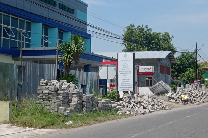 Proyek pembangunan Puskesmas Keboan di Kecamatan Ngusikan kembali molor. Hingga Jumat (12/9), pekerjaan fisik belum rampung meski masa perpanjangan kedua sudah berakhir pada Rabu (10/9) lalu.