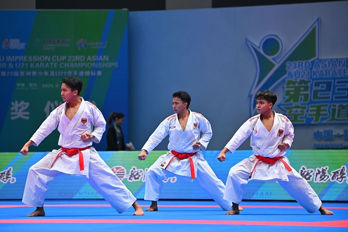 MEMBANGGAKAN: Dari kiri, Malvian Dwi, Muhammad Eyzar, Ahmad Algebra saat bertanding di Cina (6/9).