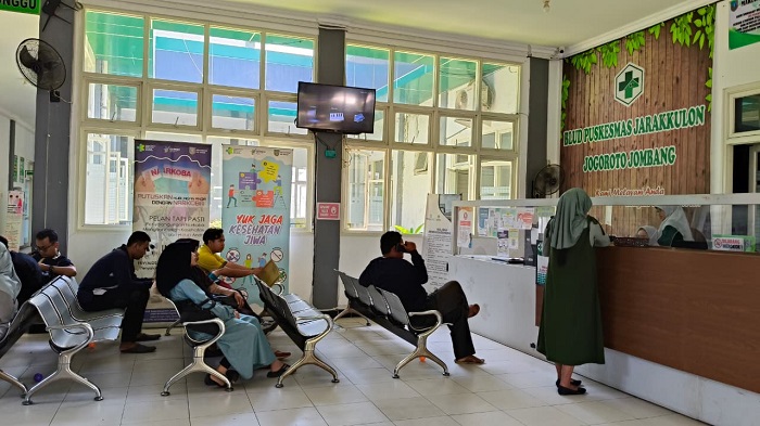 SEHAT: Calon PPPK menjalani tensi dan konsultasi dengan dokter sebelum dapat surat kesehatan di puskesmas Jarak Kulon, Jumat (12/9).  &nbsp;