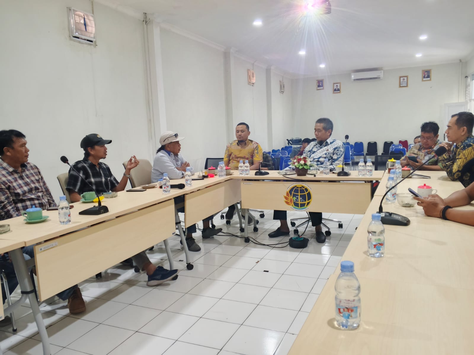 &lrm;SERIUS: FRMJ dan BPN Jombang saat membahas terkait dengan pajak BPHTB  &lrm;