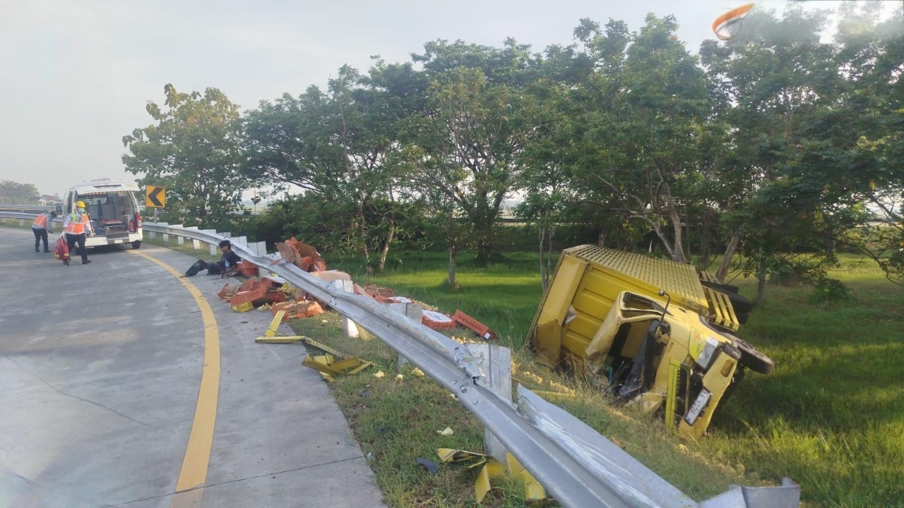 Kondisi truk muatan bebek yang terguling di Tol Jombang Mojokerto