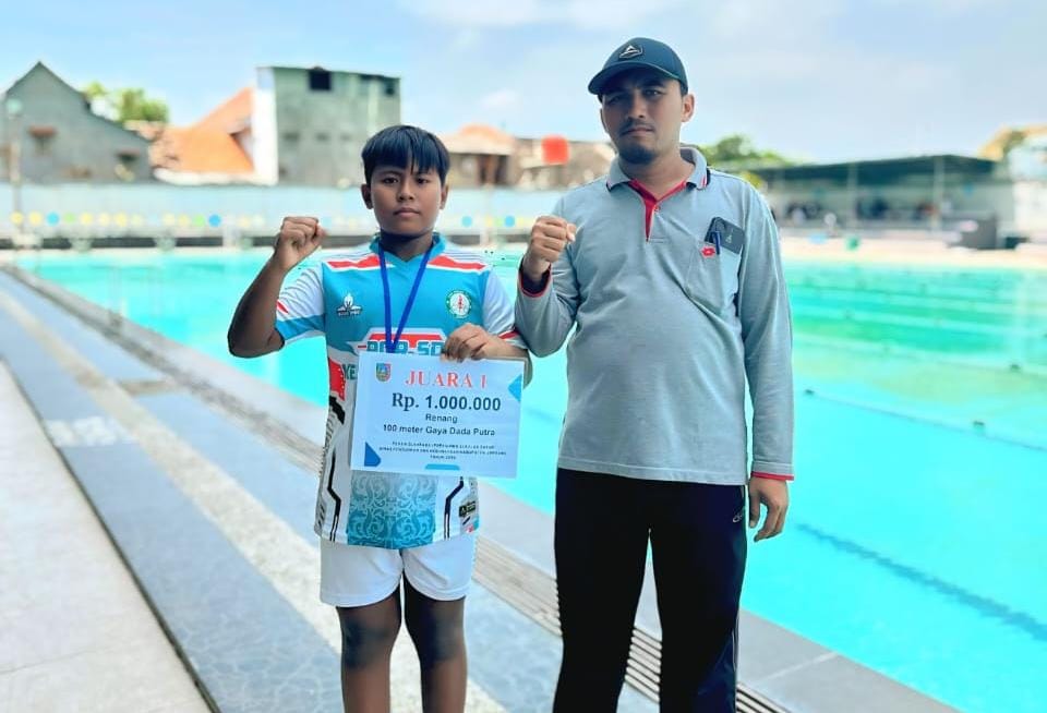 Rafka bersama Khoirul Wahyudi, guru PJOK SD Plus Darul Ulum Jombang