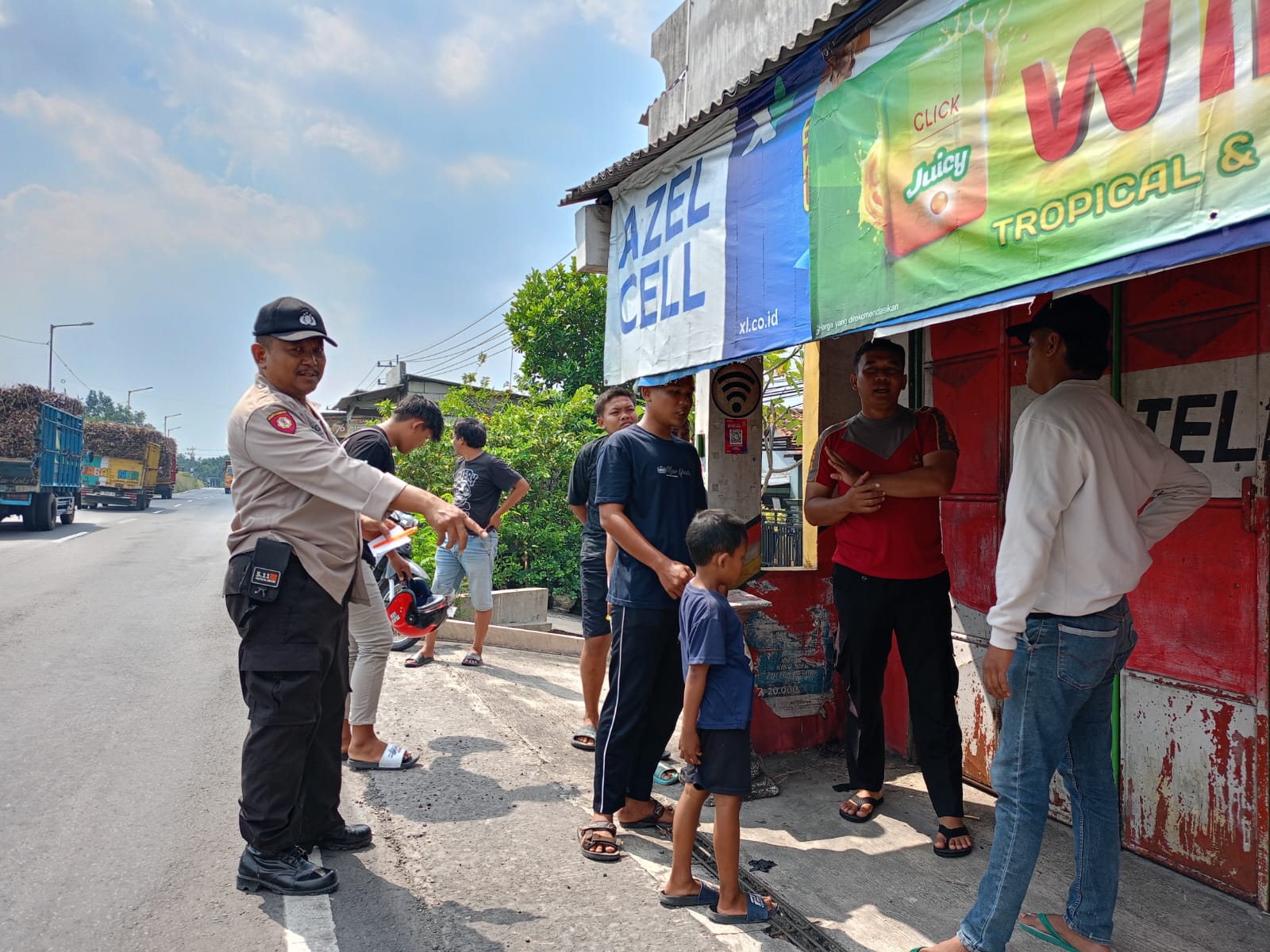Petugas kepolisian saat melakukan olah kejadian perkara di lokasi