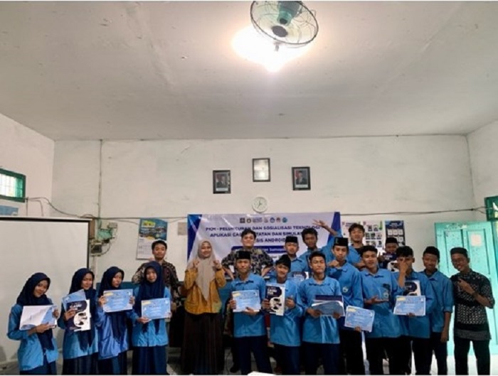 Tim PkM Unhasy menggandeng MA Ar-Rahman Sumoyono, Cukir, Diwek untuk mendorong kesiapan siswa mengikuti SNBT