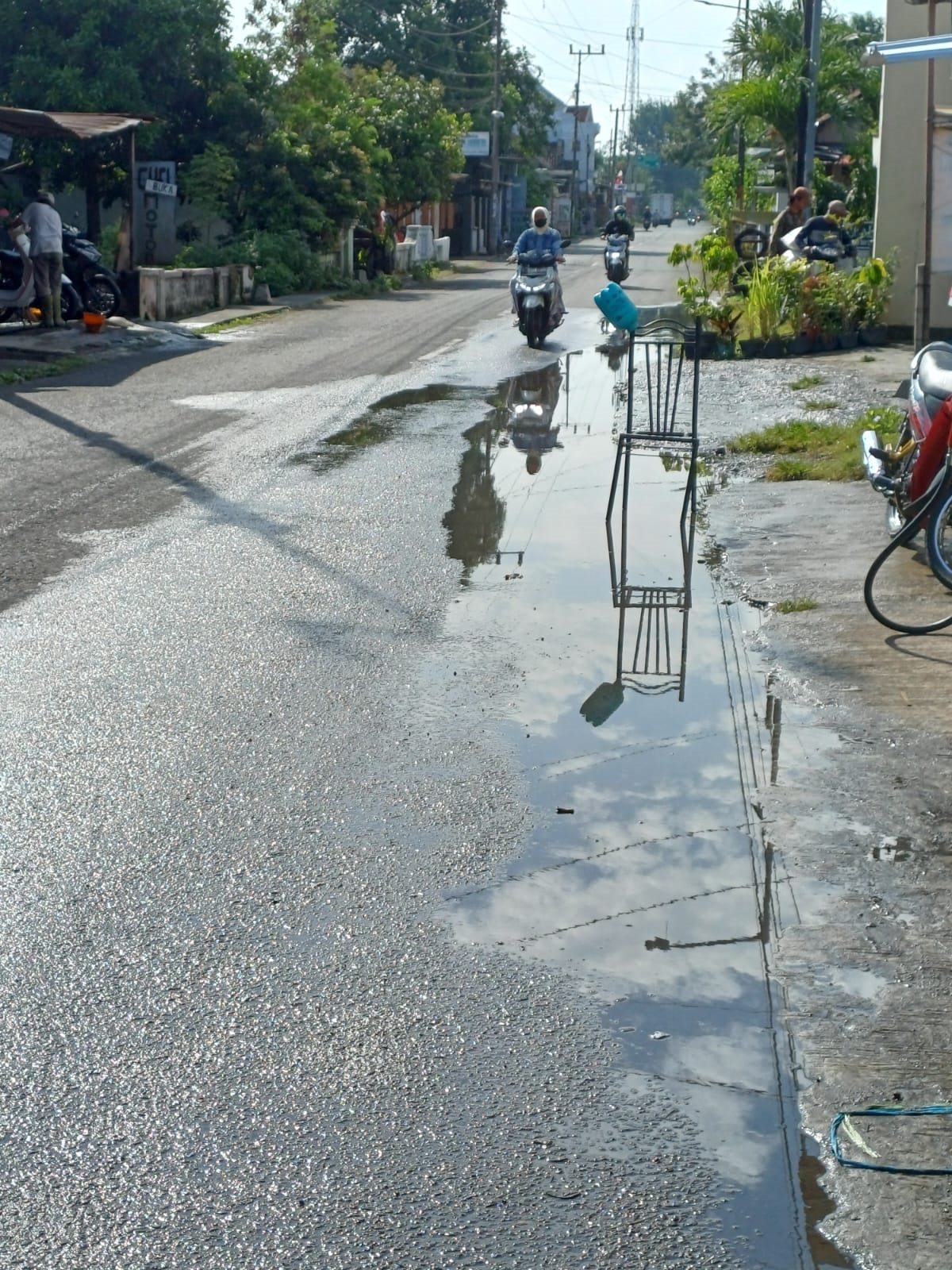 Jalan menuju kawasan wisata makam gus Dur yang tergenang air