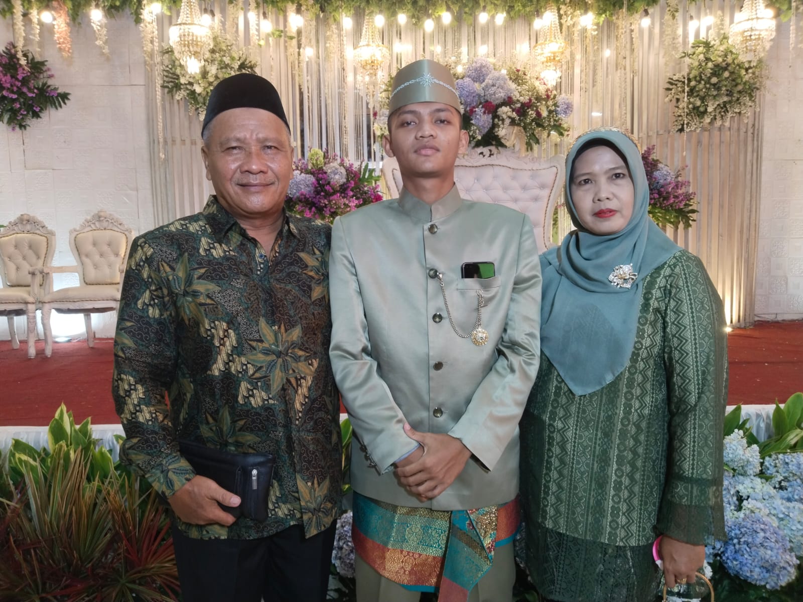 Suyono bersama anak dan istrinya