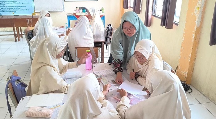 SEMANGAT: Fairuz Izzati guru SMPIT Al Ummah Jombang saat mengajar dalam kelas, Fairuz salah satu guru yang telah mengantongi sertifikat pendidik.  &nbsp;