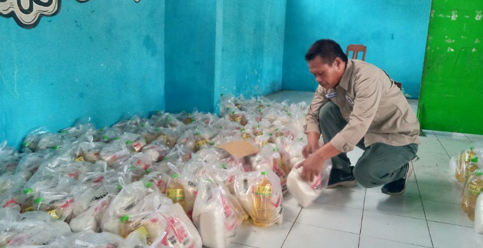 Ketua Kopdes Merah Putih Banjarsari, Bashori, menunjukkan paket sembako yang dijual, (13/9).