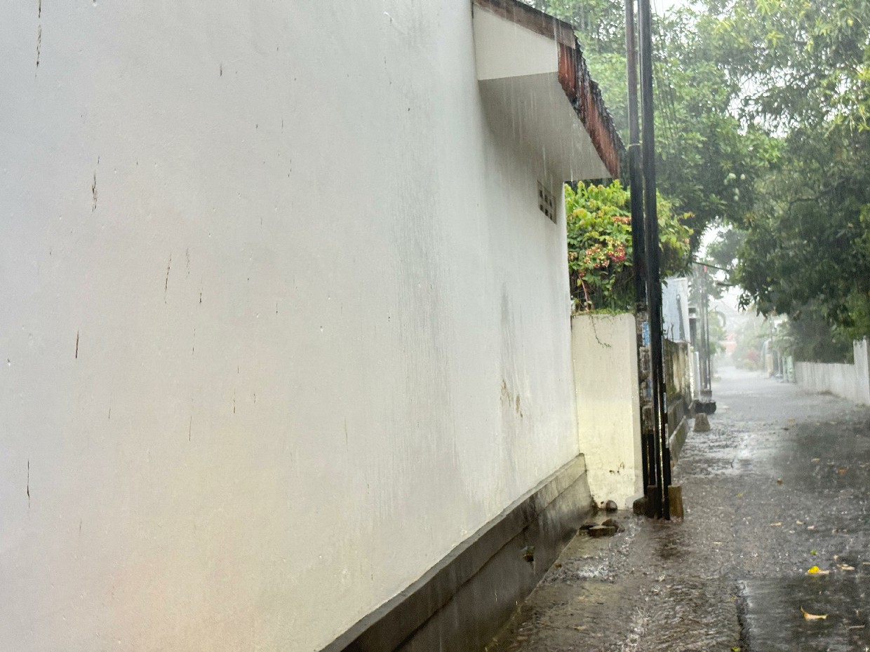 Lurah Jombatan Kecamatan Jombang, Indra Pratama, menegur pemasang fiber optik tanpa izin, Kamis (10/9)
