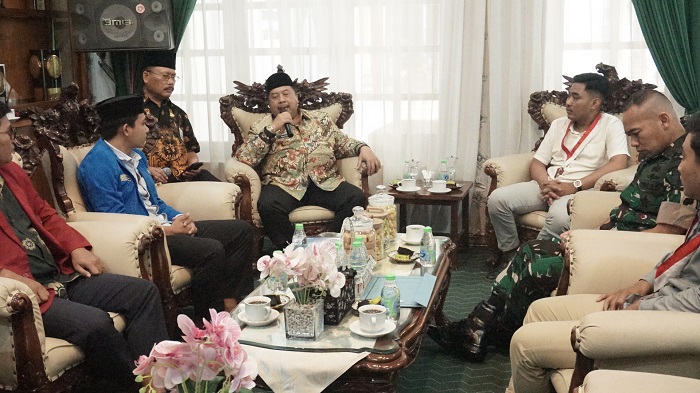 TERIMA ASPIRASI: Bupati Jombang Warsubi saat menerima aspirasi gabungan mahasiswa di Jombang, Jumat (12/9) sore.