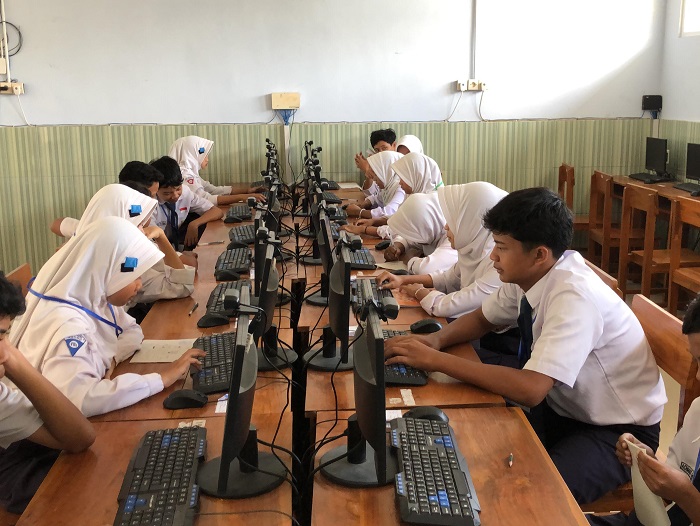FOKUS: Siswa SMPN 2 Ngoro mengerjakan ANBK (26/8).