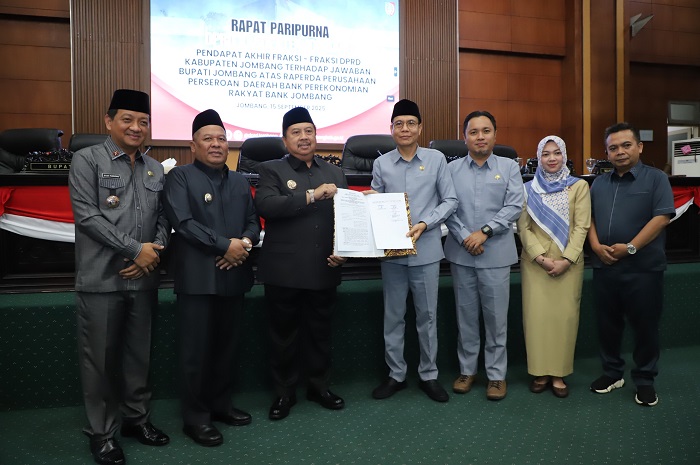 DISAHKAN: DPRD dan Pemkab Jombang menyepakati Raperda Perseroda BPR Bank Jombang menjadi Perda, kemarin.