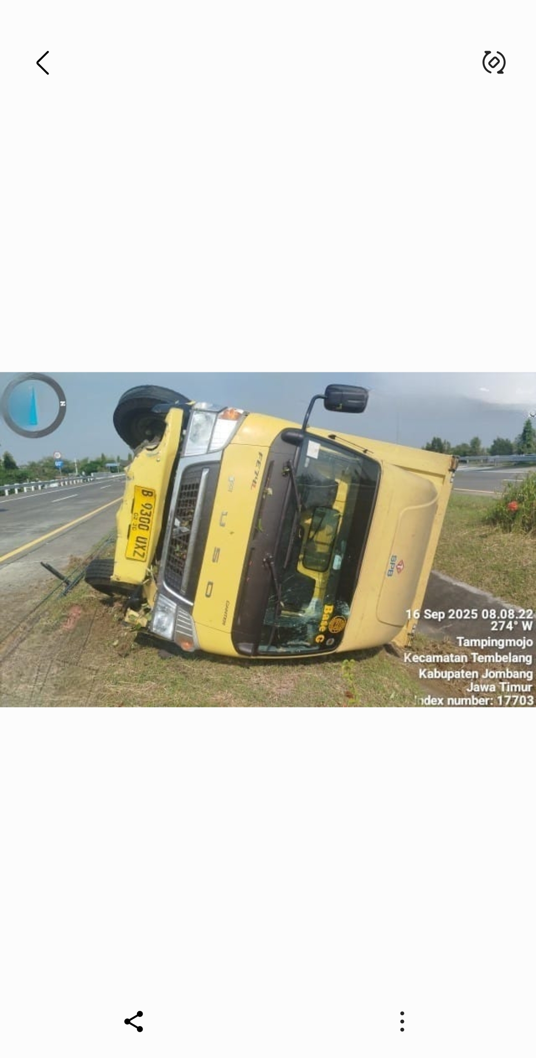 Sebuah truk Canter box mengalami kecelakaan tunggal di ruas Tol Jombang&ndash;Mojokerto.   Kendaraan nahas itu terguling di KM 686+800 A, tepatnya masuk wilayah Desa Tampingmojo, Kecamatan Tembelang, Selasa