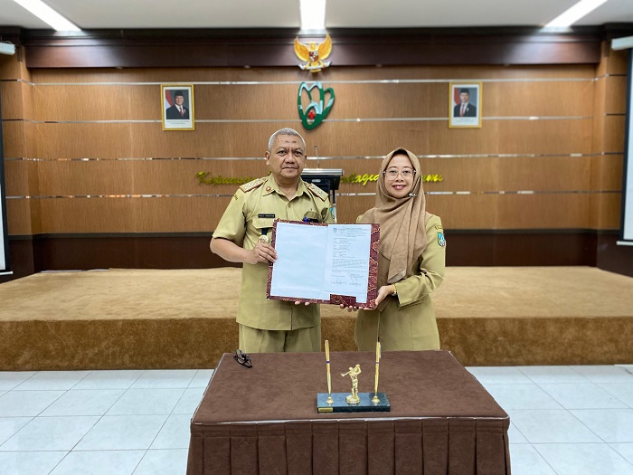SINERGI: Direktur RSUD Jombang dr Pudji Umbaran MKP bersama Direktur RSUD Jombang periode 2022&ndash;2025, Dr dr Ma&rsquo;murotus Sa&rsquo;diyah MKes bersama keluarga besar RSUD Jombang, Selasa (16/9).
