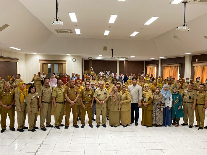 KOMPAK: Direktur RSUD Jombang dr Pudji Umbaran MKP bersama Direktur RSUD Jombang periode 2022&ndash;2025, Dr dr Ma&rsquo;murotus Sa&rsquo;diyah MKes menandatangani berita acara sertijab.