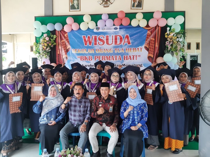 KOMITMEN BERSAMA: Kepala Desa Karobelah Shollahuddin bersama Forkopincam Mojoagung dan peserta wisuda SOTH di kantor Desa Karobelah.
