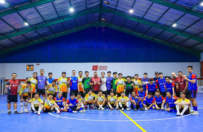 KOMPETITIF: Tim Casper FC Jombang dan Unggul FC Malang setelah uji coba di Unggul Sports Center Malang, Jumat (12/9) sore.