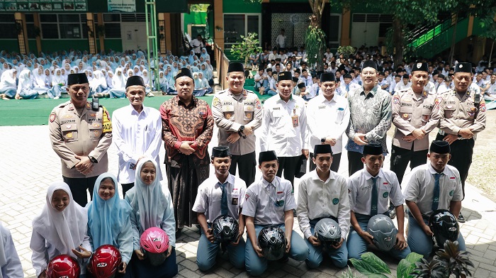 Program &ldquo;Police Goes to School&rdquo; menyasar pelajar MAN 3 Jombang Pondok Pesantren Bahrul Ulum (PPBU) Tambakberas Senin (15/9).