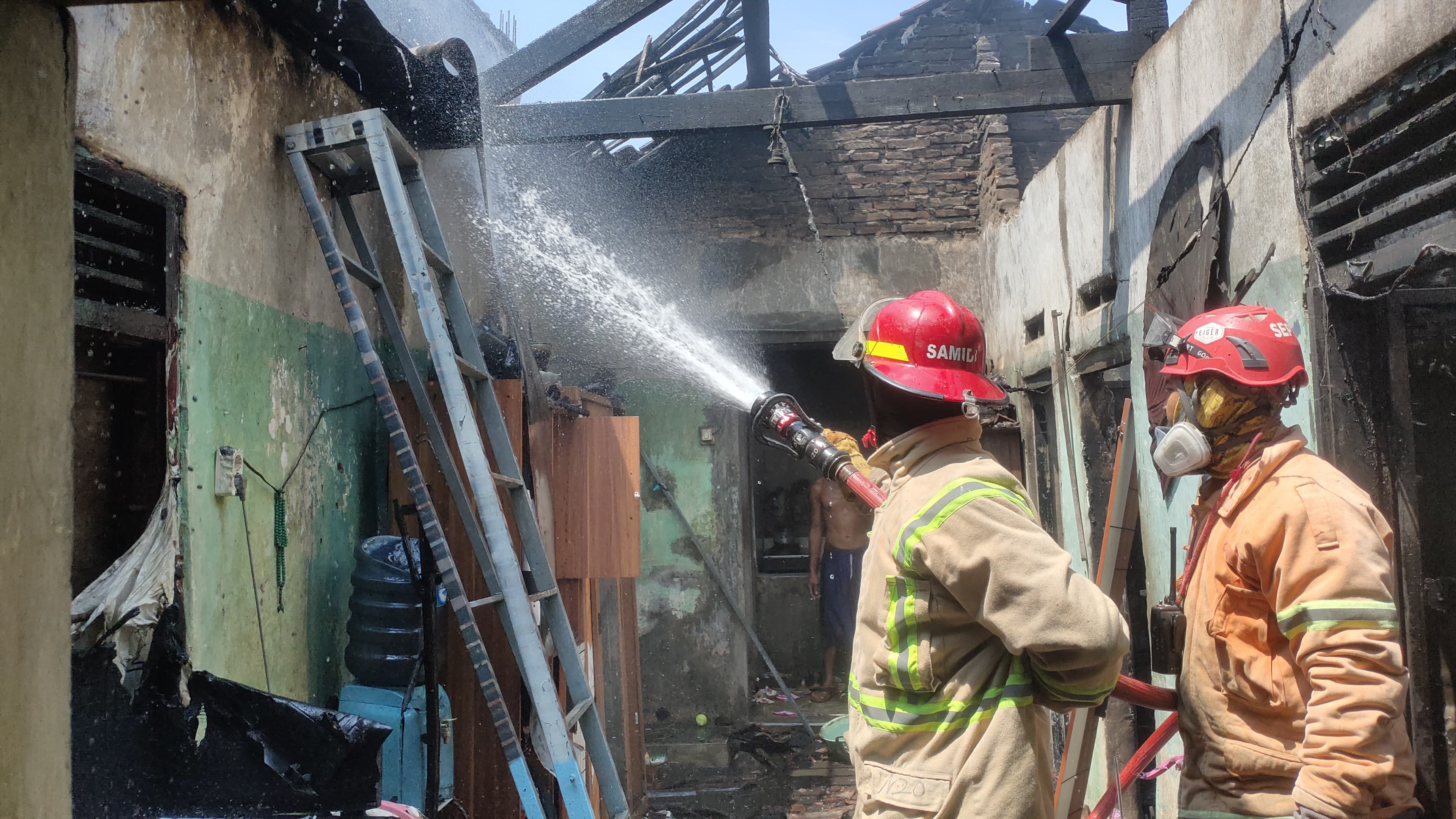 Kebakaran melanda sebuah rumah di  Dusun Juwok, Desa Plumbon Gambang, Kecamatan Gudo, Kabupaten Jombang Selasa (16/9).