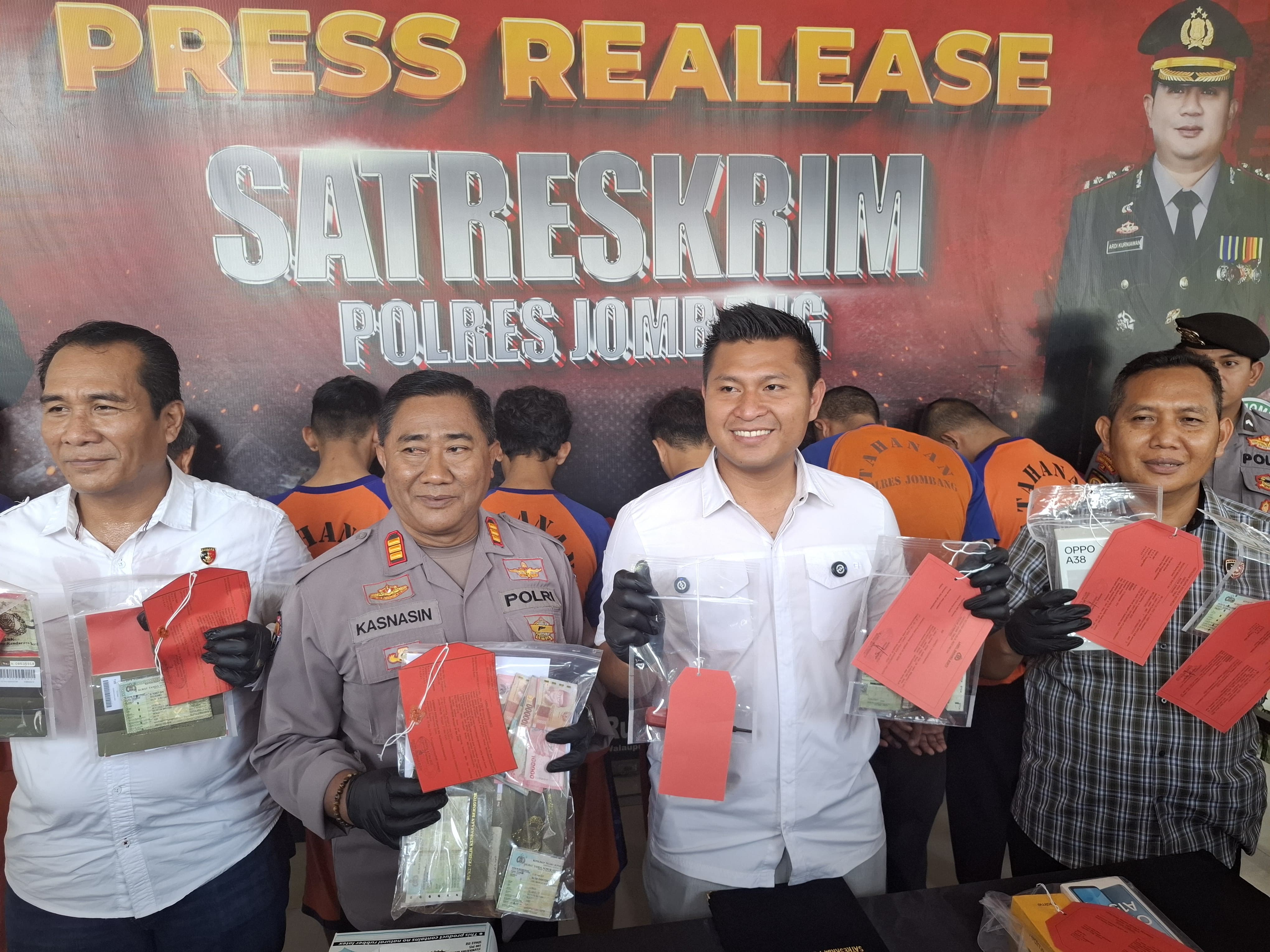 Satuan Reserse Kriminal (Satreskrim) Polres Jombang berhasil membongkar jaringan pencurian kendaraan bermotor (curanmor) yang beraksi di delapan lokasi berbeda dalam kurun dua bulan terakhir.