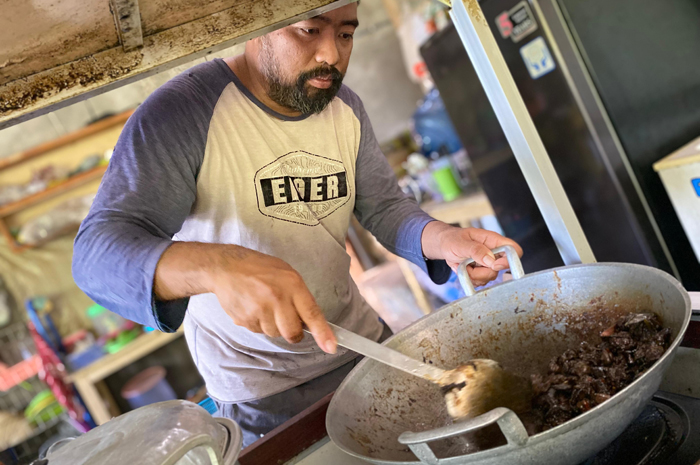 DIOLAH: Heri Susanto warga Dusun Tukum, Desa Wonosalam mengolah daging bekicot menjadi kuliner unik.  &nbsp;