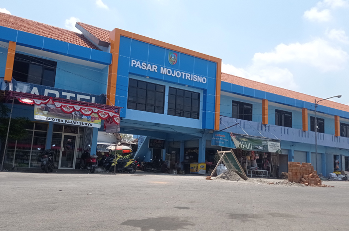 &nbsp;  DIKEBUT: Proyek rehabilitasi Pasar Mojotrisno di Kecamatan Mojoagung yang hanya menyentuh ruko bagian depan.