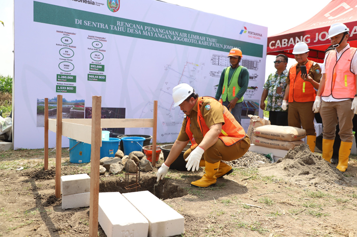 DIMULAI: Bupati Warsubi bersama Direktur Perlindungan dan Pengelolaan Mutu Air Kementerian LH, Tulus Laksono, saat peletakan batu pertama pembangun IPAL Komunal di Jog
