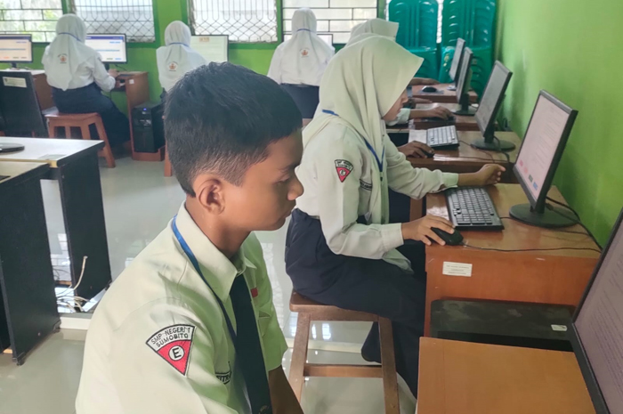 MODERN: Siswa SMPN 1 Sumobito mengikuti pembelajaran Koding dan AI (25/8).  &nbsp;