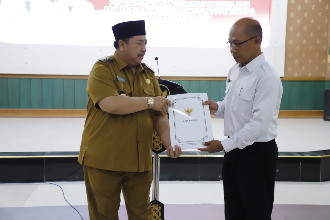 SENANG: Bupati Warsubi menyerahkan SK kepada PPPK di Ruang Bung Tomo, Kantor Pemkab Jombang, pada Selasa (16/9).  &nbsp;