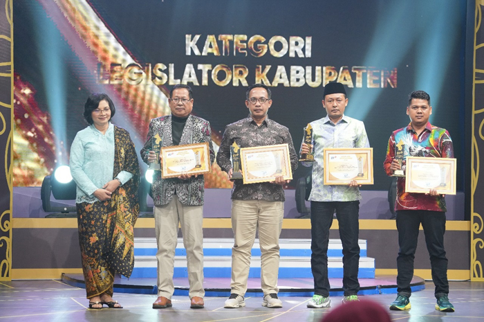 SUKSES: Subur anggota DPRD Jombang Fraksi PKB menerima penghargaan JTV Legislatif Awards 2025 (16/9).