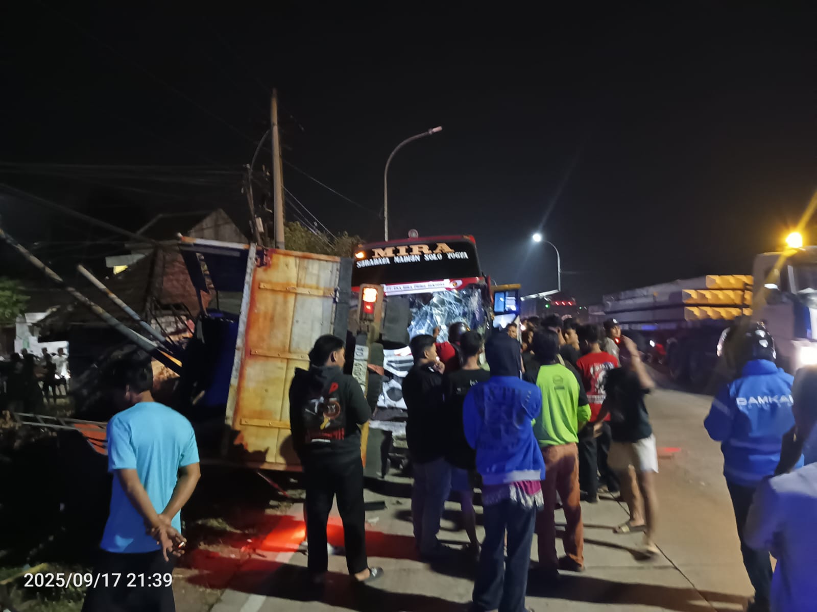 Kecelakaan lalu lintas antara bus Mira dan sebuah truk terjadi di jalur arteri Nasional Desa Glagahan, Perak, Jombang, Rabu (17/9) malam