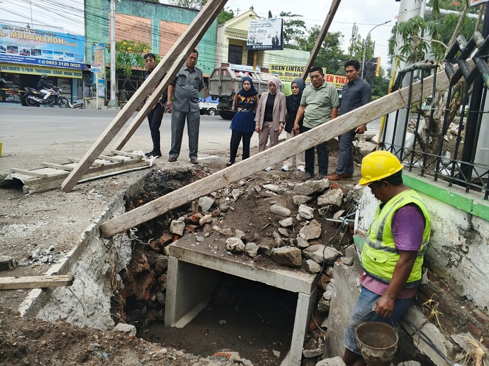 Komisi C DPRD Jombang, Jawa Timur melakukan inspeksi mendadak (sidak) pada proyek pembangunan trotoar di Jalan KH Abdurrahman Wahid, Kamis (18/9/2025).