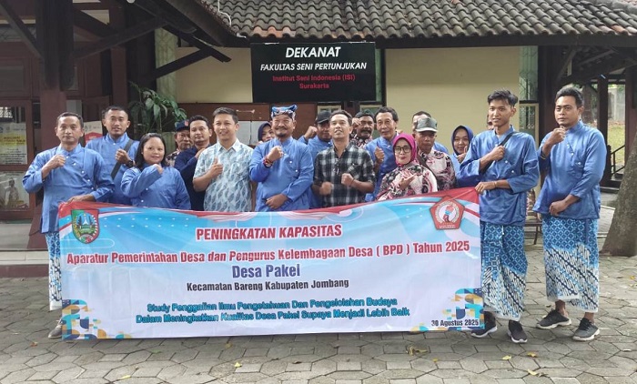 UPAYA PELESTARIAN: Kepala Desa Pakel Sudarmaji bersama jajaran BPD dan perangkat Desa Pakel saat melakukan studi peningkatan kapasitas di Institut Seni Indonesia (I