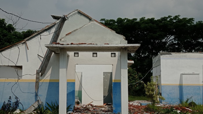 Satu per satu bangunan di eks terminal barang Desa Tunggorono, Kecamatan Jombang, mulai diratakan, Kamis (18/9).