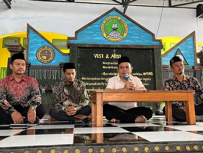 TELADAN: Wakil Ketua DPRD Jombang, HM Syarif Hidayatullah ST MMT (Gus Sentot), menghadiri maulid Nabi di RA-MI Thoyib Hidayat Dusun Pojok, Desa Puton, Kecamatan Diwek, Rabu (17/9).  &nbsp;