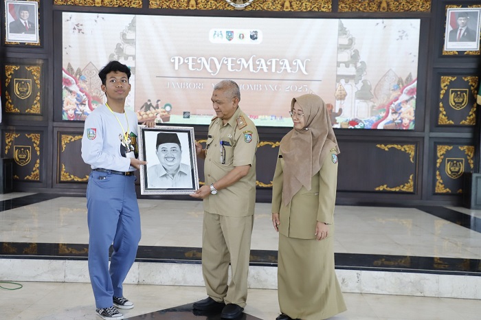 TELADAN: Bupati Warsubi dan Bunda Genre Yuliati Nugrahani Warsubi bersama anak-anak peserta Jambore Anak 2025 di Pendopo Kabupaten Jombang, Rabu (17/9).  &nbsp;