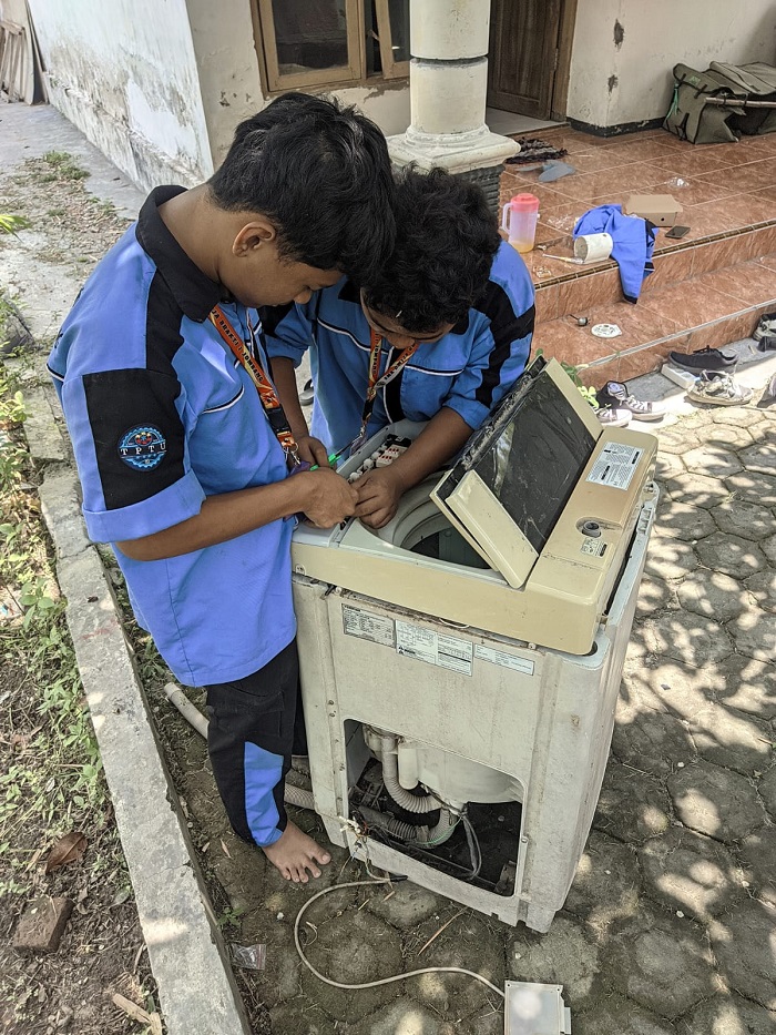 TERAMPIL: Siswa memperbaiki alat eletronik milik masyarakat secara gratis.
