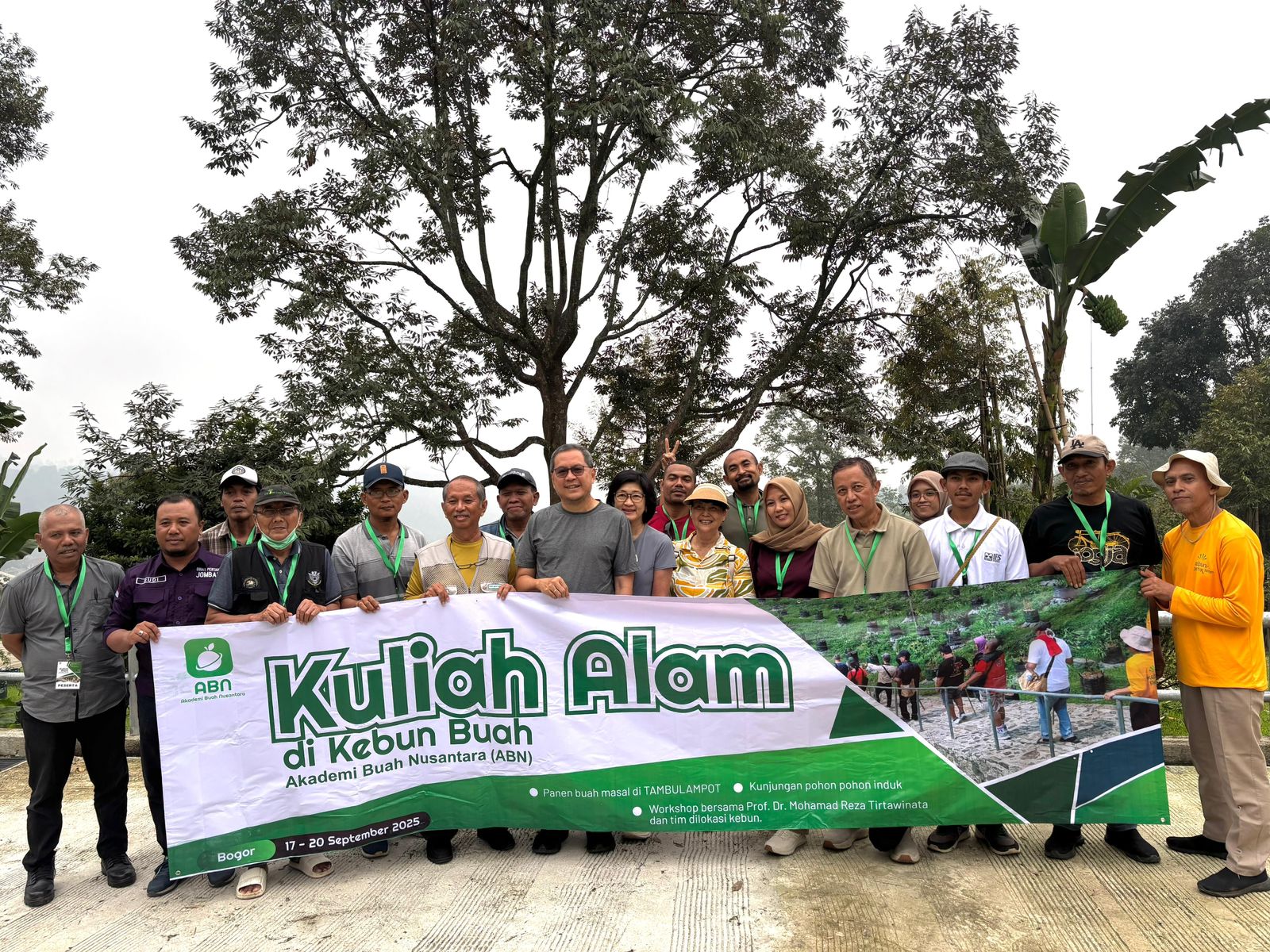 Tim Akadem Buah Nusantara (ABN) bersama tim kebun AFCO Jombang berkunjung ke kebun buah Tenjo Bogor 17-20 September 2025.