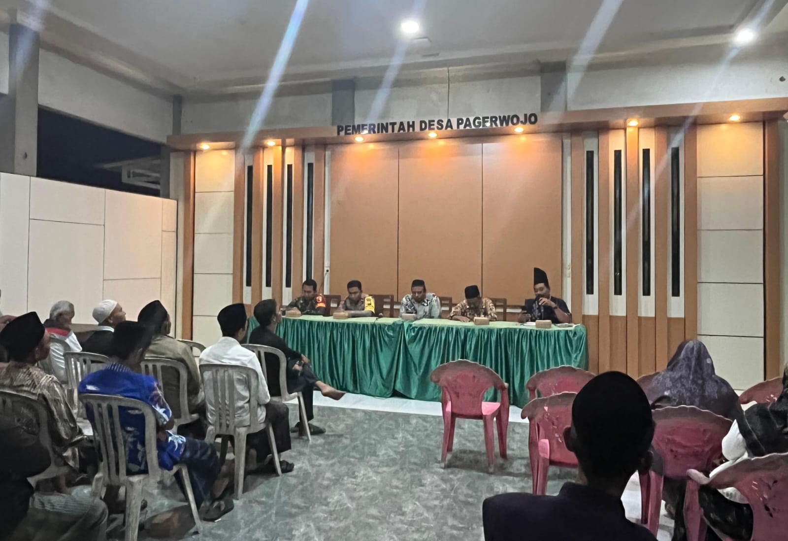 Musyawarah Desa (Musdes) Pagerwojo, Kecamatan Perak, Kabupaten Jombang, Rabu malam (17/9) memberhentikan sementara Kaur Perencanaan, ABS.