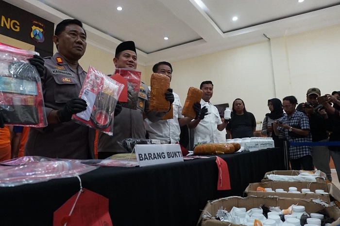 Polres Jombang berhasil membongkar jaringan peredaran sabu-sabu dan pil dobel LL
