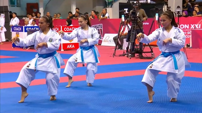 KOMPAK: Tiga karateka Jombang saat tampil mewakili Jatim di PON Aceh 2024. Dari kiri,&nbsp; Indira Maureen Rheifa Wibowo, Zaqiya Aulia Rahmadini dan Meisya Putri Nuraini.  &nbsp;