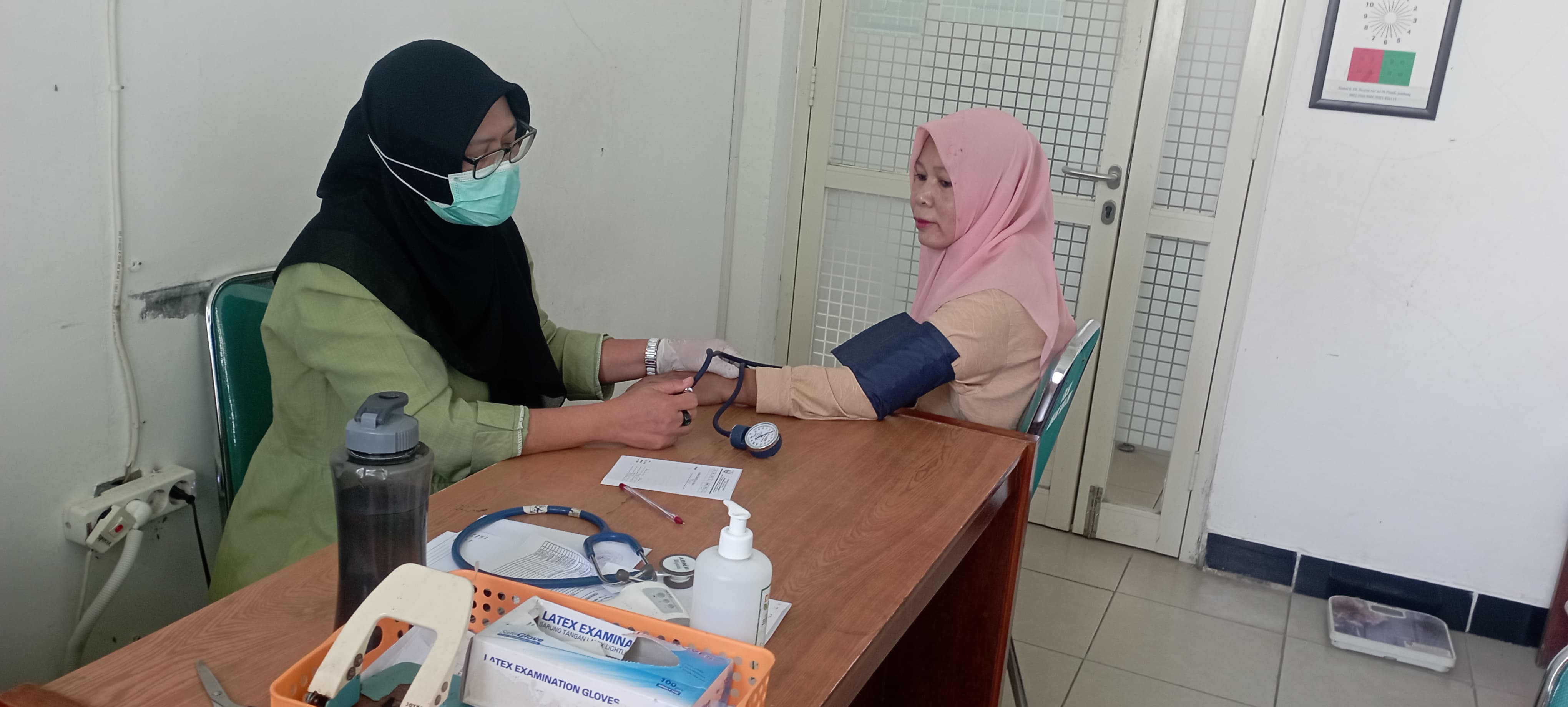 FOTO: pemeriksaan kesehatan calon PPPK paruh waktu di puskesmas Jarak Kulon Kecamatan Jogoroto (12/9).  &nbsp;  &nbsp;