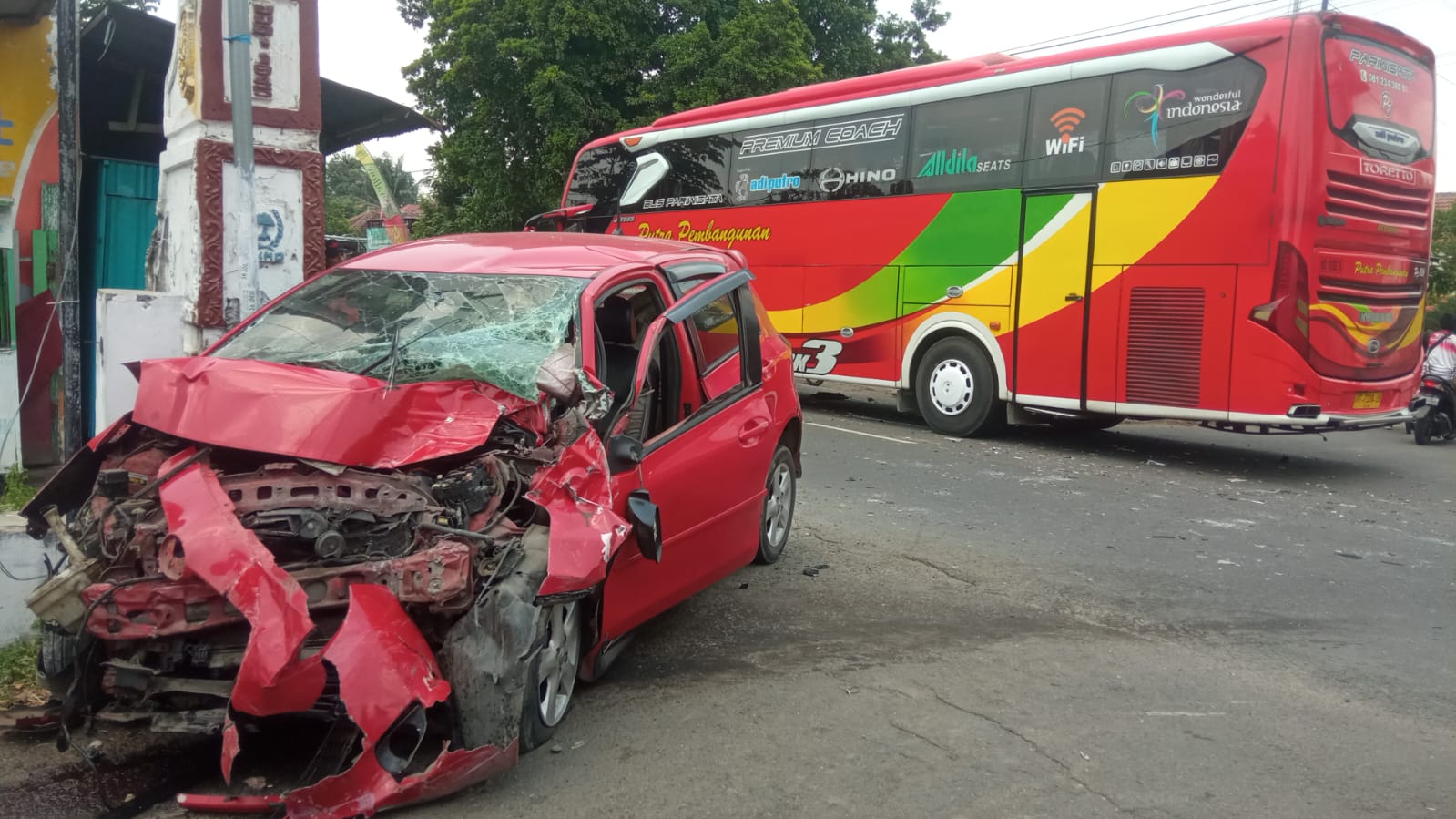 Kondisi mobil Yaris yang ringsek usai adu moncong lawan bus pariwisata di Kedungpari, Mojowarno, Jombang
