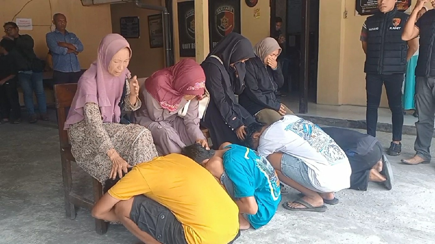 Sejumlah remaja yang sebelumnya konvoi dan bikin onar menangis saat dijemput orang tuanya di Mapolsek Mojoagung (20/9) siang