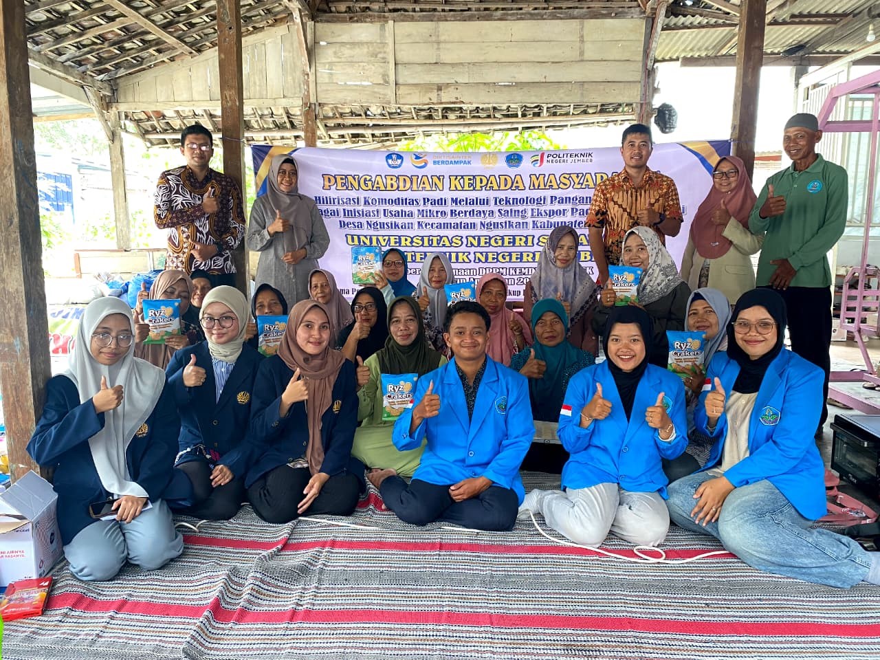 KOMPAK: Tim pengabdian masyarakat Universitas Negeri Surabaya (UNESA) berkolaborasi dengan Politeknik Negeri Jember (POLIJE) melatih kelompok wanita tani di Desa Ngusikan, Kecamatan Ngusikan, Jombang