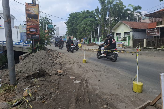 DIPASANG BOX CULVERT: Jalan kabupaten ruas Jl Cempaka terdampak proyek trotoar dan drainase Jl Gus Dur sisi utara, (20/9).