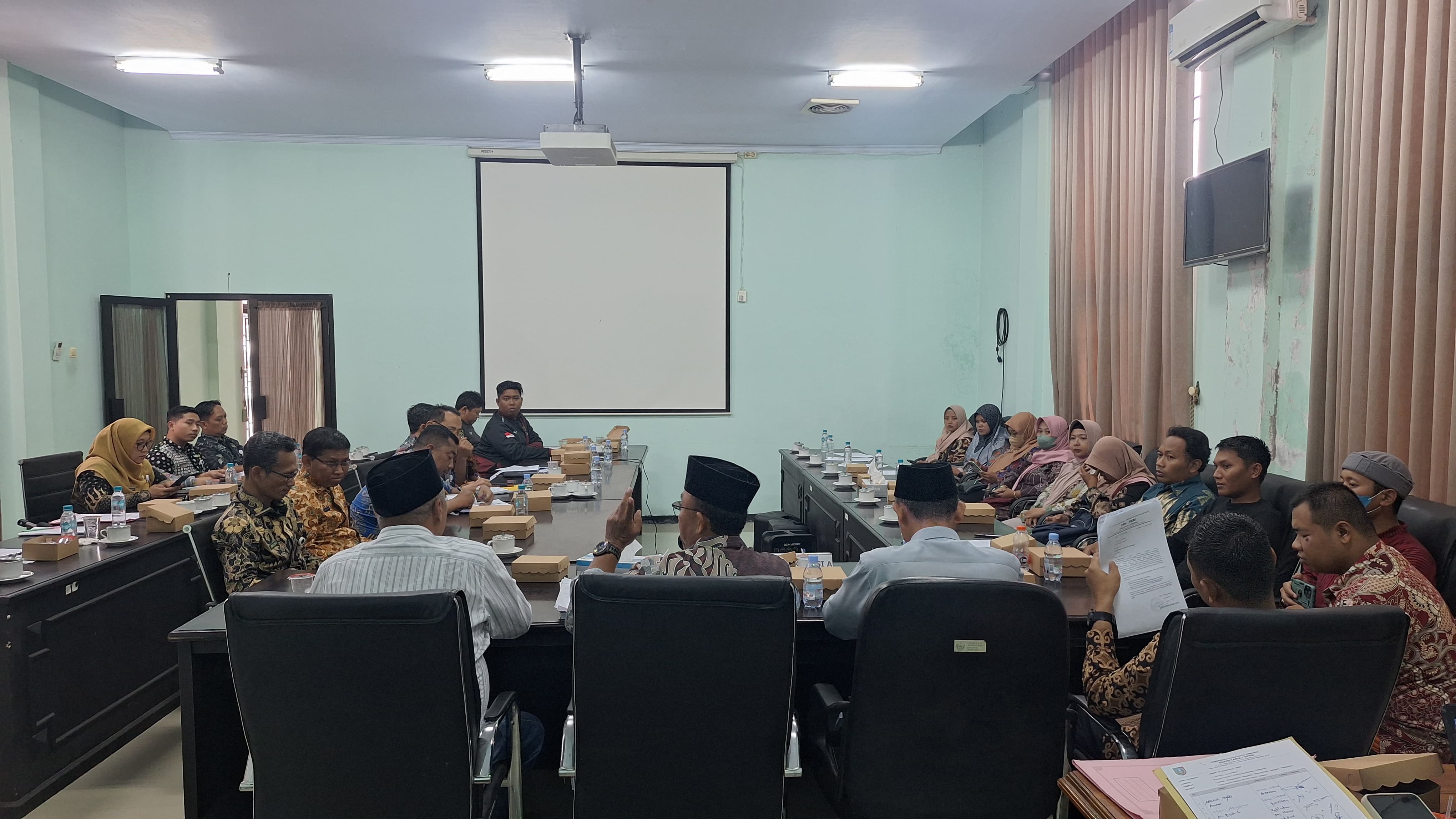SAMPAIKAN ASPIRASI: Hearing Komisi A DPRD Jombang bersama FPH PGRI Jombang dan sejumlah OPD terkait