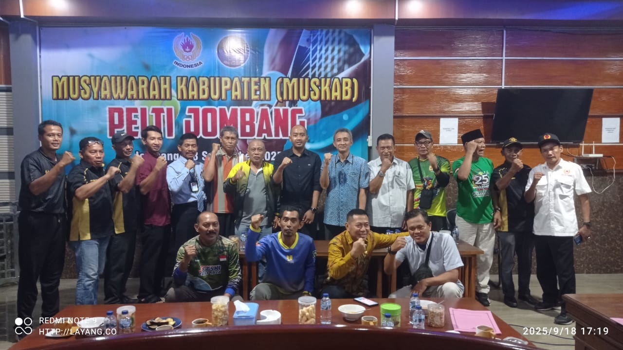 KOMPAK: Ketua Umum PELTI Kabupaten Jombang terpilih Adi Artama Putra (hitam ke-7 dari kanan) bersama Ketua Klub Tenis, serta bersama Ketua Umum Pengprov