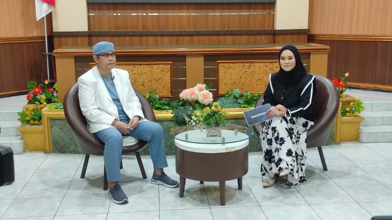 Dokter spesialis THT-KL RSUD Jombang, dr. Kihastanto, Sp.THT-KL saat memberikan penjelasan.