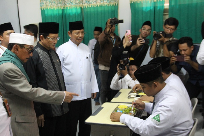PANTAU: Menteri Agama RI Nasaruddin Umar memantau pelaksanaan MBG MAN 3 Tambakberas, Senin (22/9).  &nbsp;